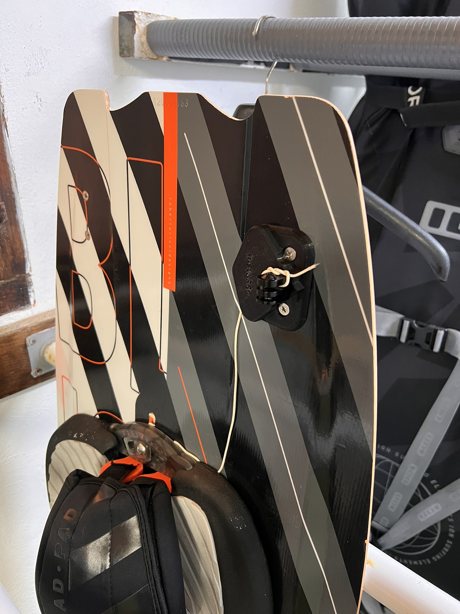 Kiteboard action cam safety connection