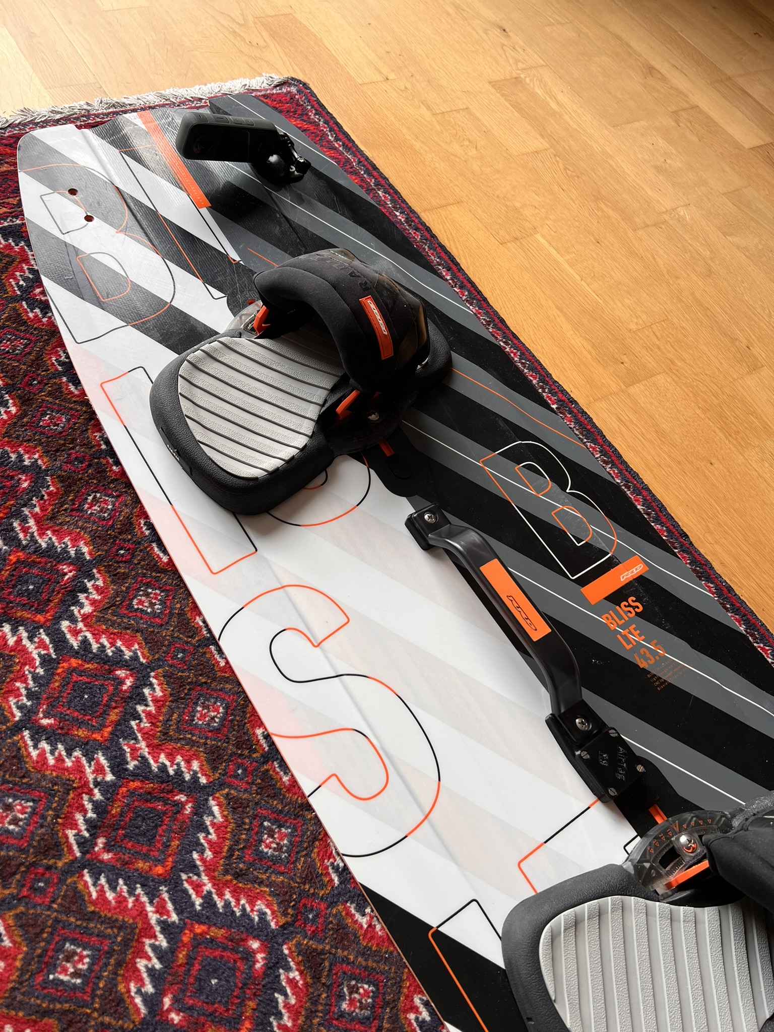 Kiteboard action cam assembled